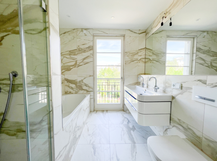 En-Suite-Bad mit Dusche_Badewanne und Fenster