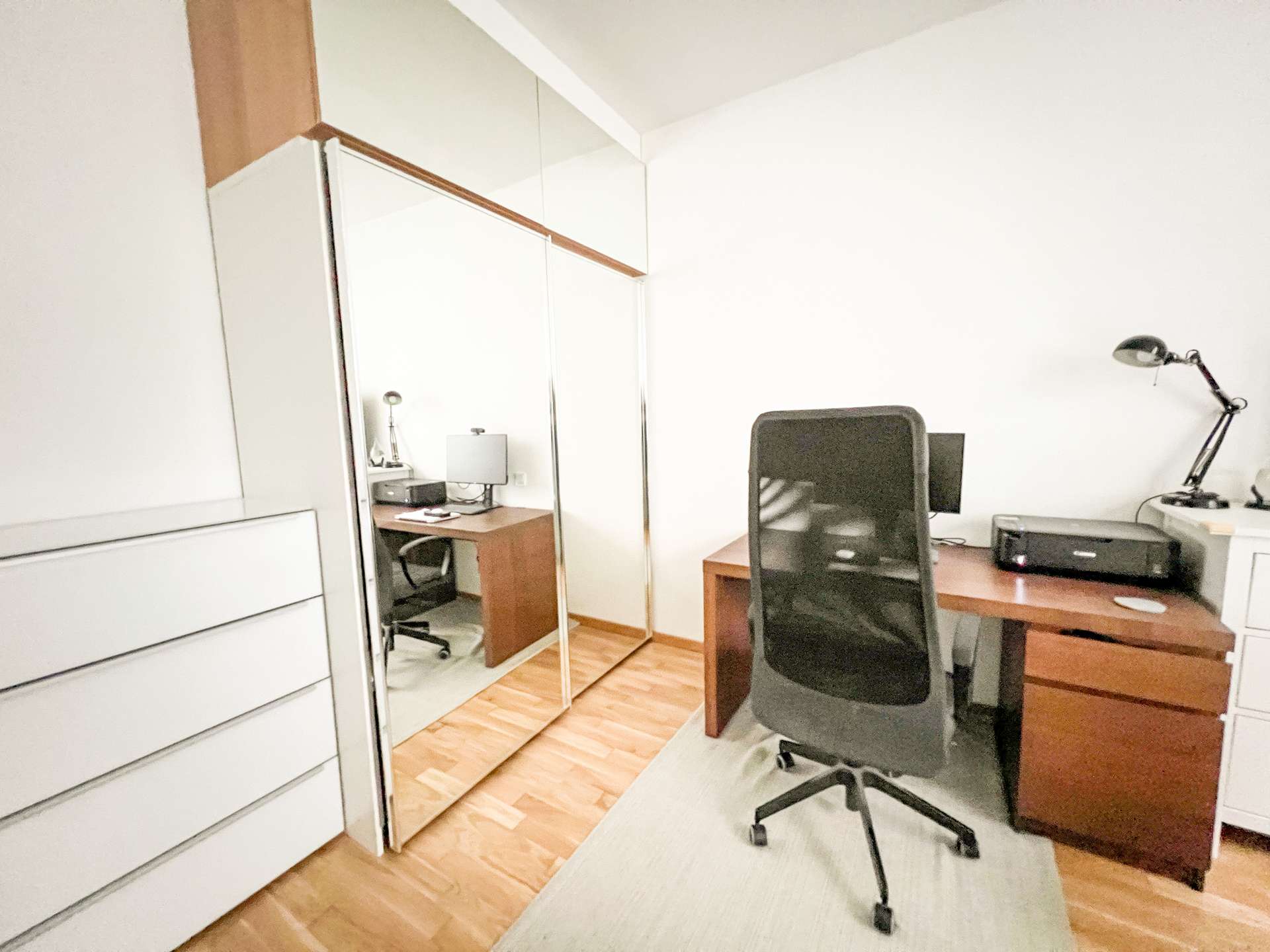 Schlafzimmer mit Kleiderschrank