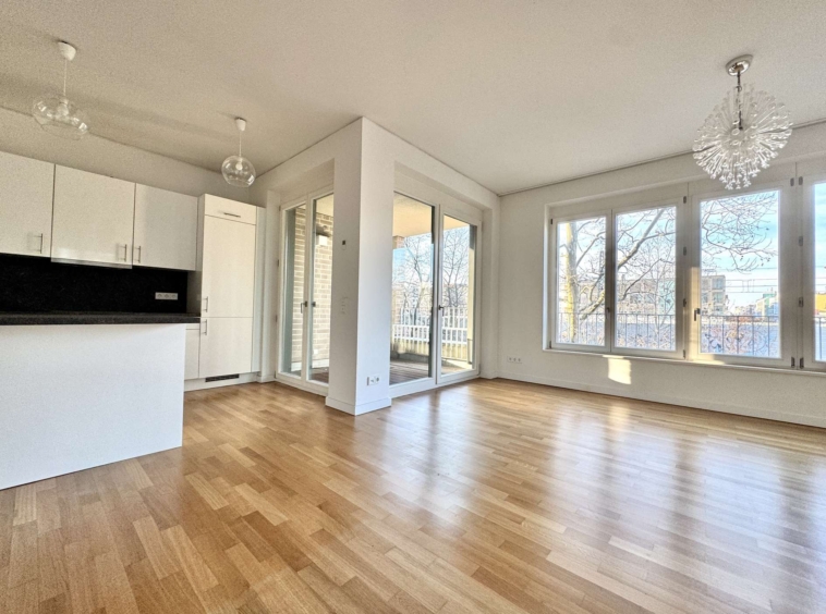 Wohnzimmer und Küche mit Zugang Balkon