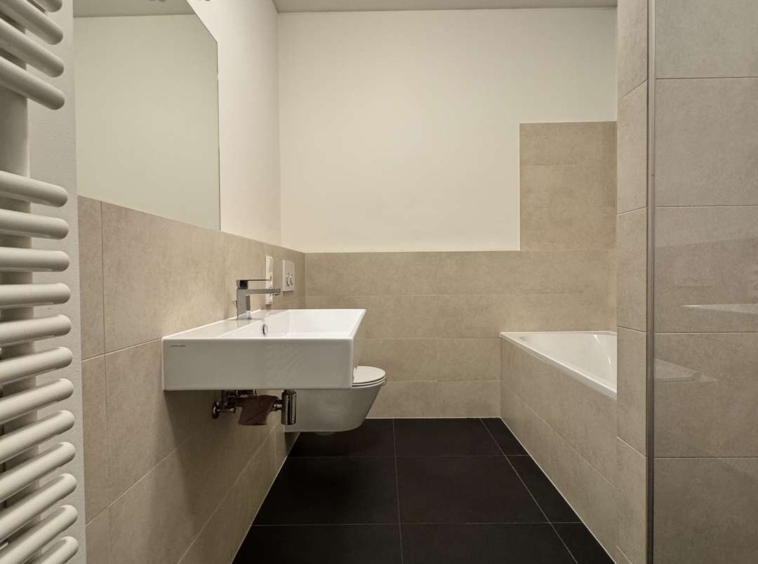 Bad mit Dusche und Badewanne