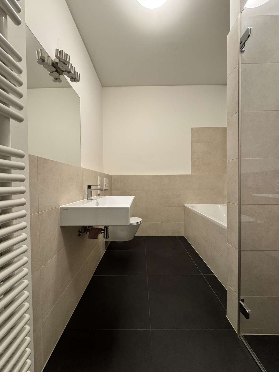 Bad mit Dusche und Badewanne