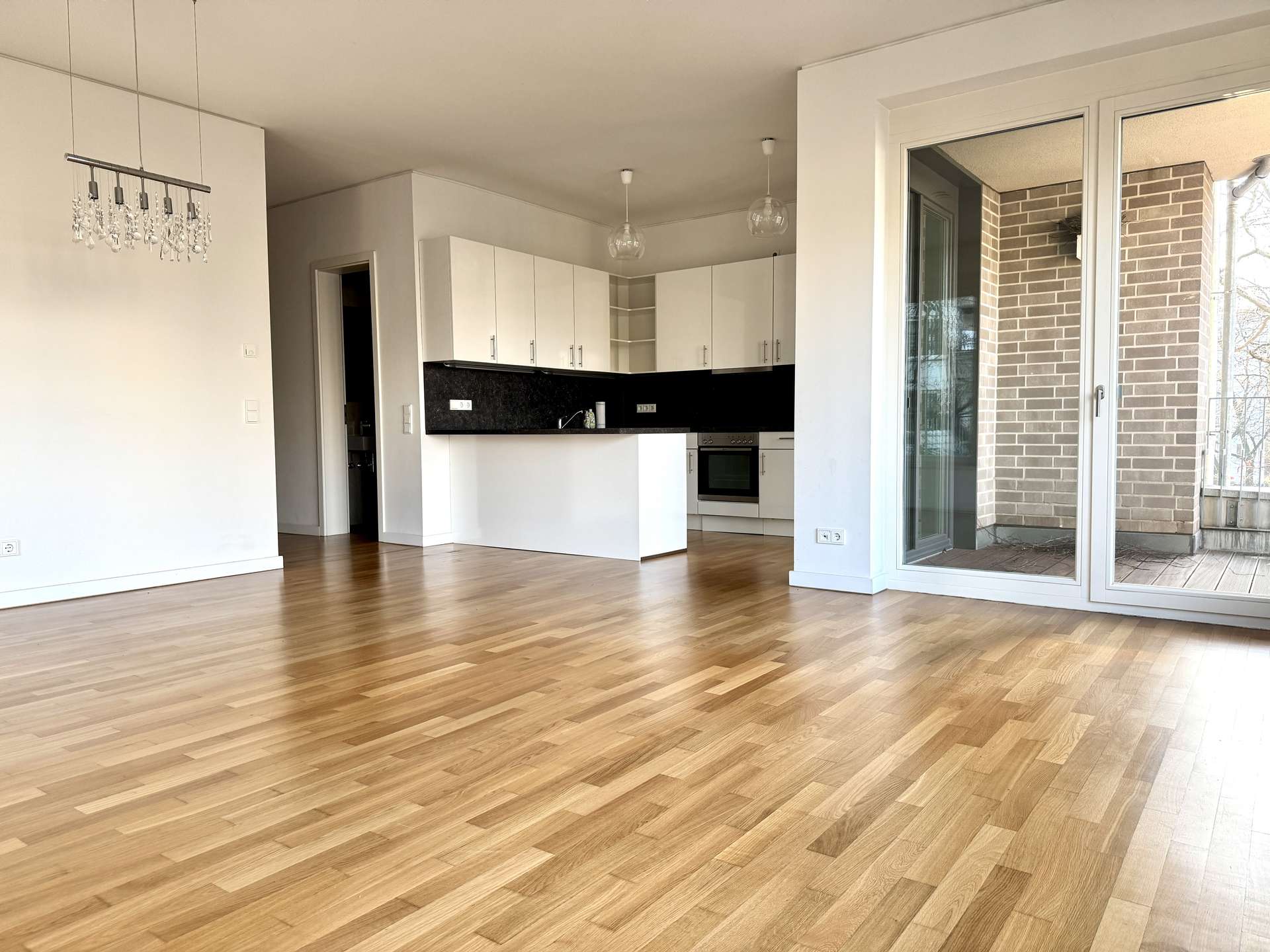Wohnzimmer mit offener Küche