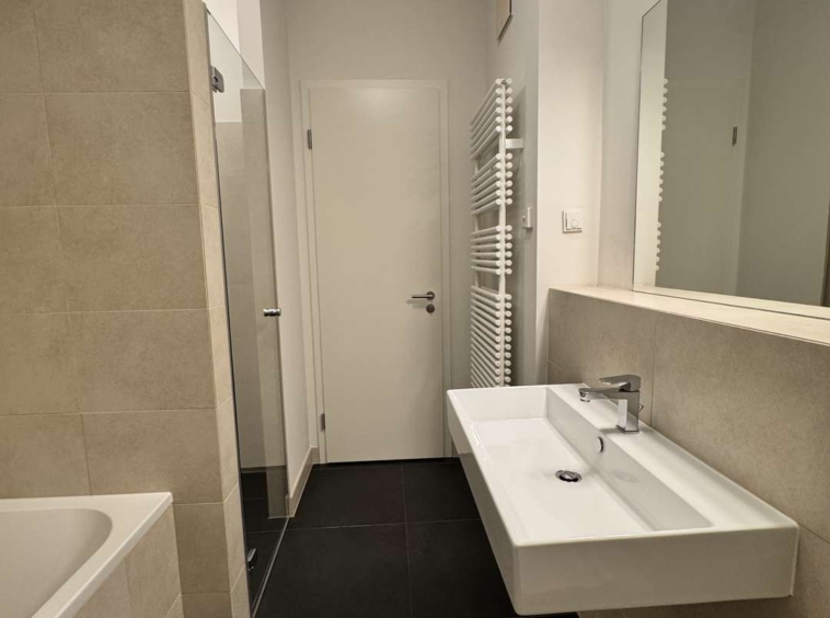 Bad mit Dusche und Badewanne