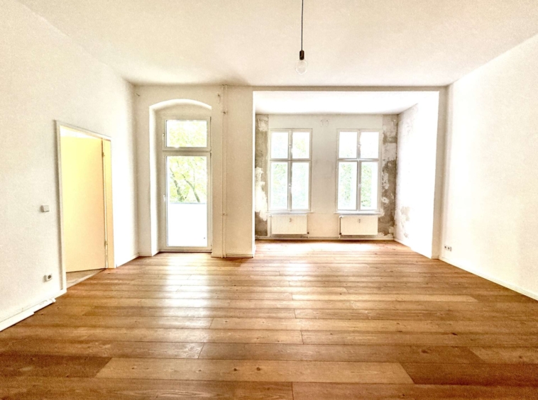 großes Zimmer mit Balkonzugang