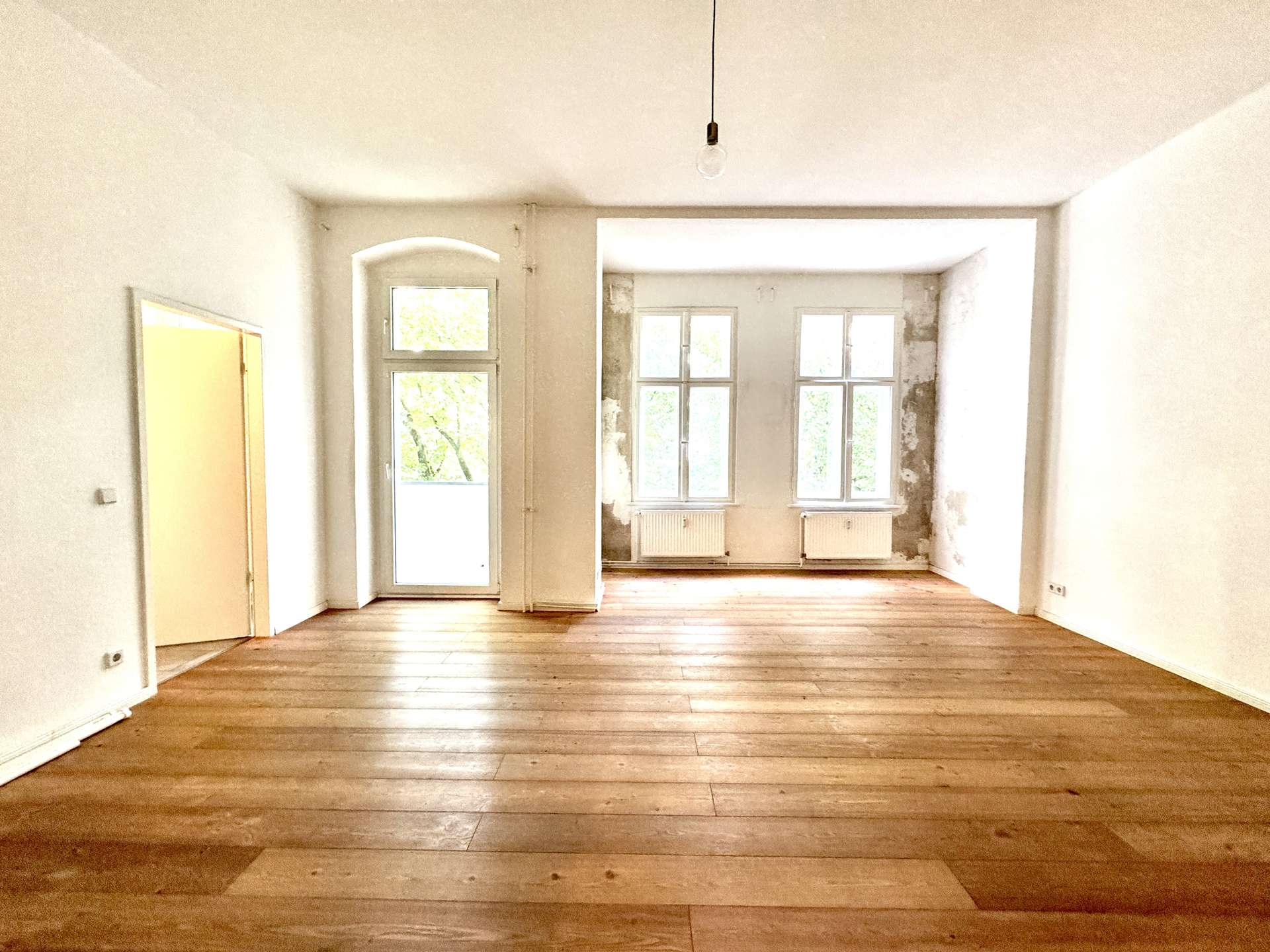 großes Zimmer mit Balkonzugang