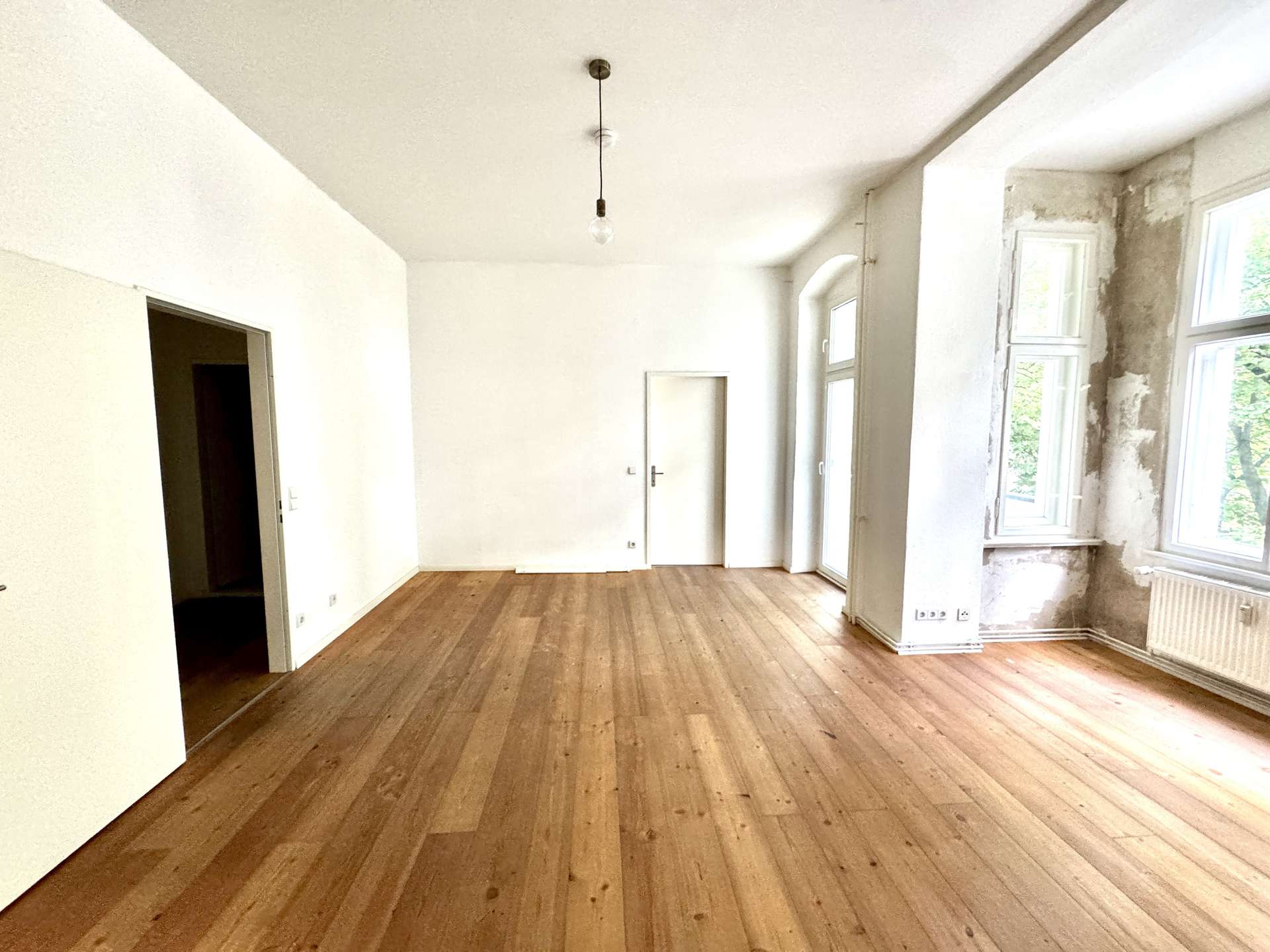 großes Zimmer mit Balkonzugang
