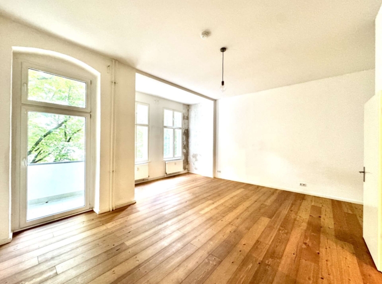 großes Zimmer mit Balkonzugang