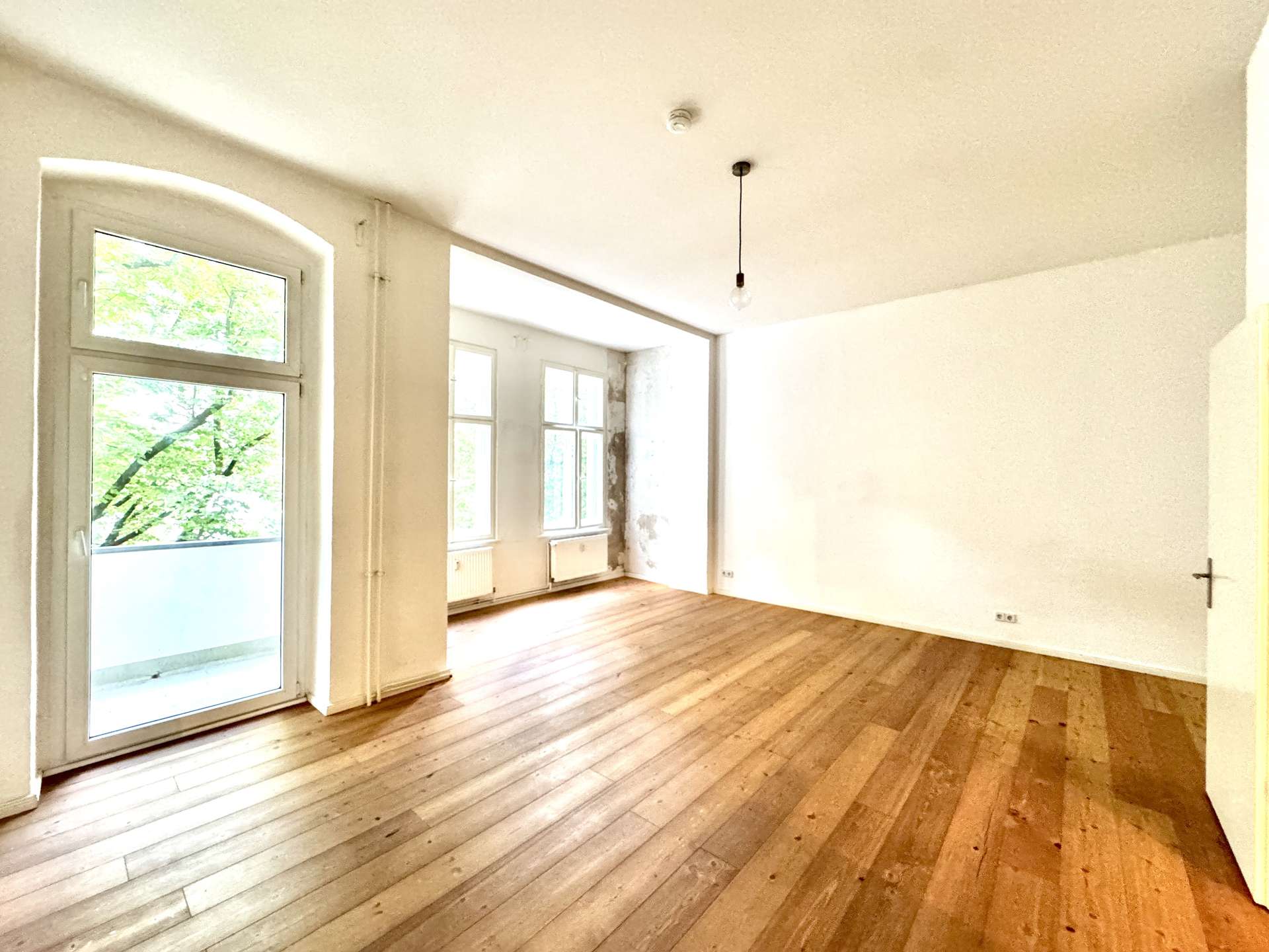 großes Zimmer mit Balkonzugang