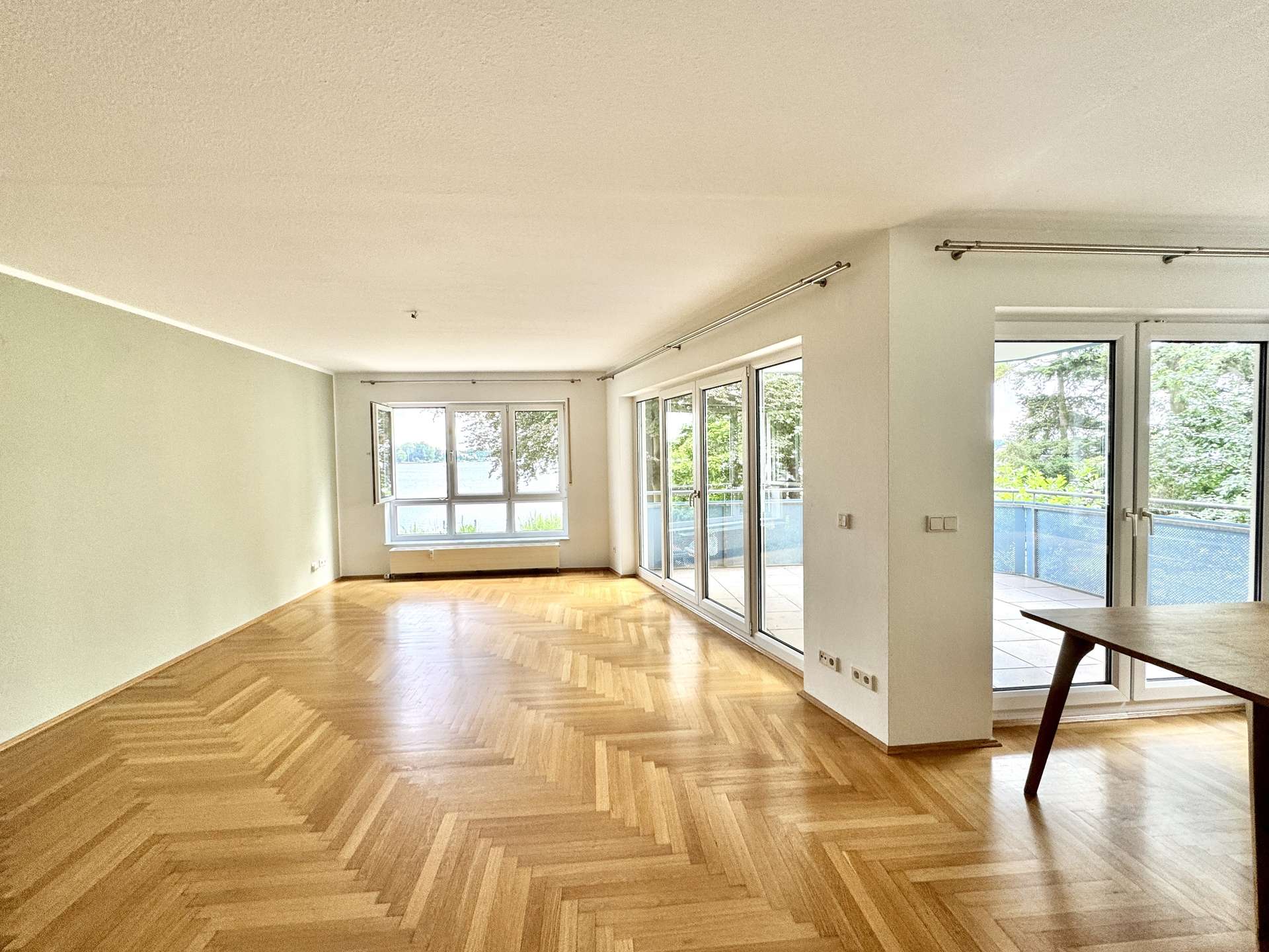 Wohn- Esszimmer mit Seeblick