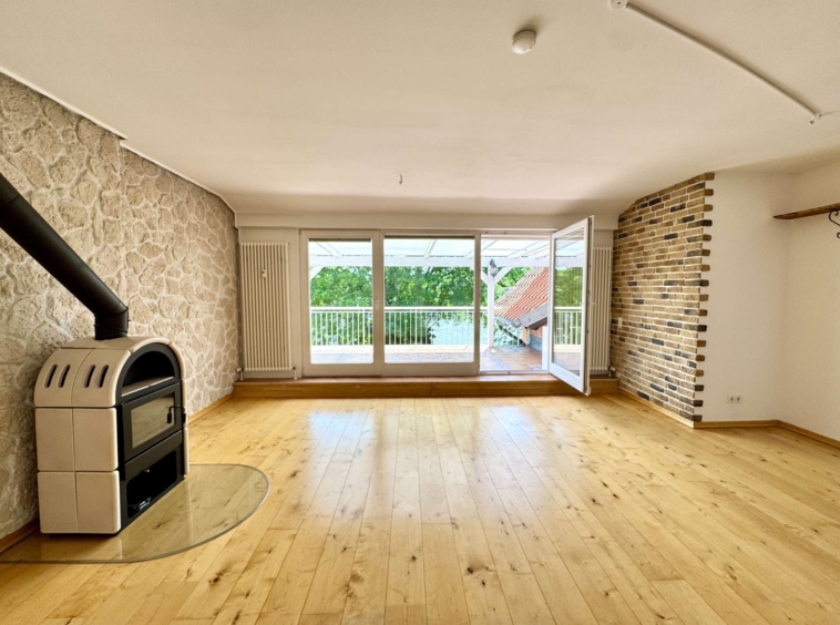 Wohnzimmer mit Kamin und Wasserblick