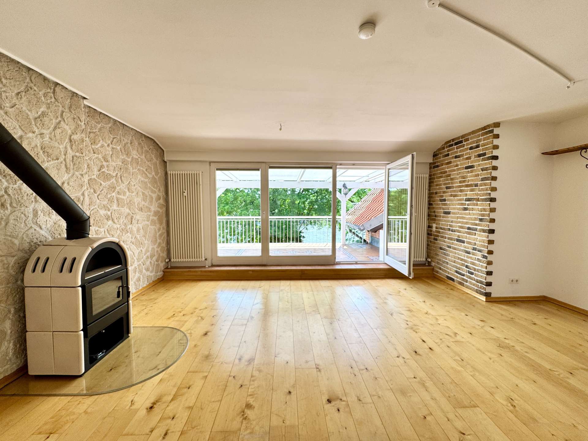 Wohnzimmer mit Kamin und Wasserblick