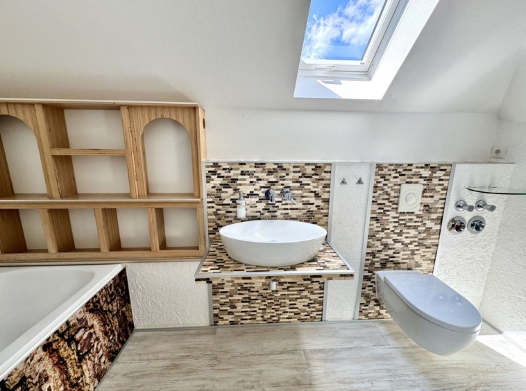 Bad mit Badewanne und Fenster