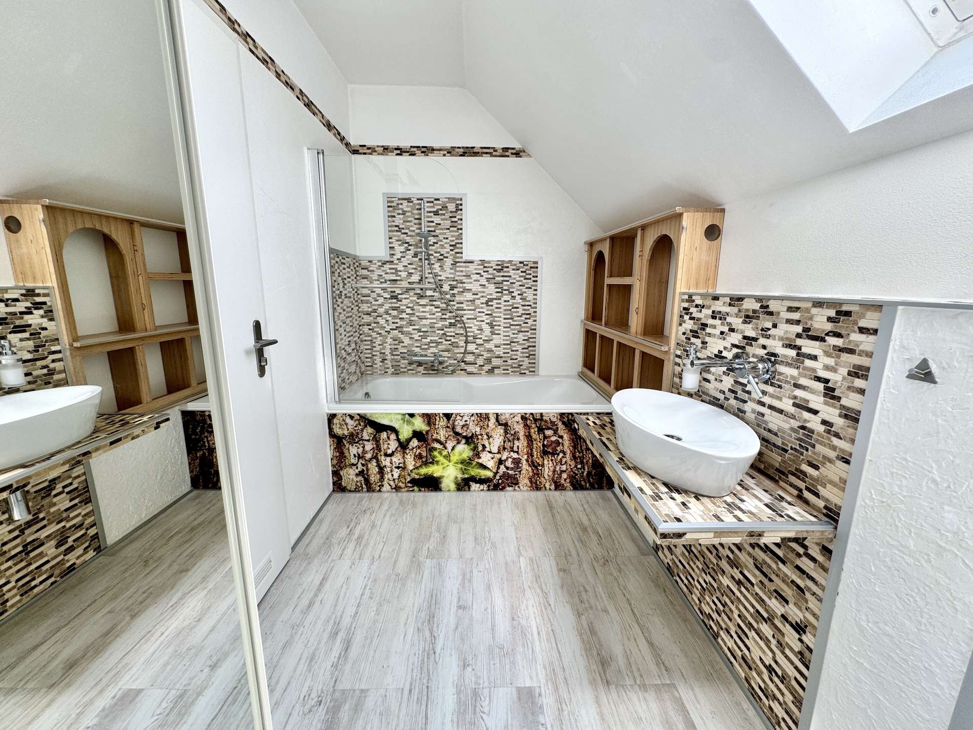 Bad mit Badewanne und Fenster
