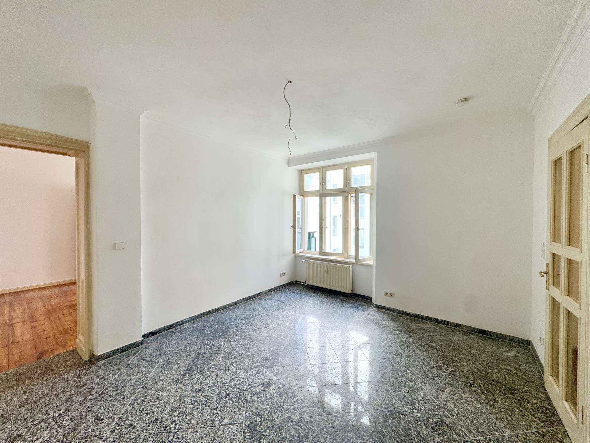 Küche mit Zugang zum Wohnzimmer