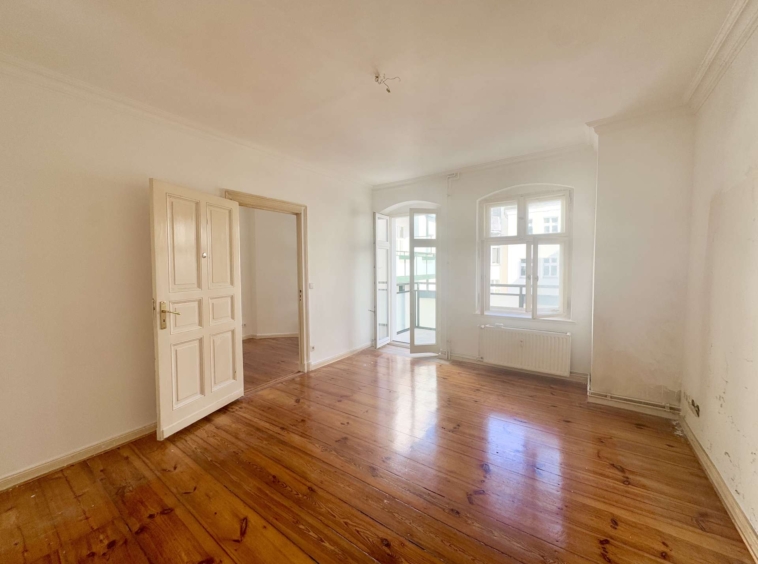 Wohnzimmer mit Balkon