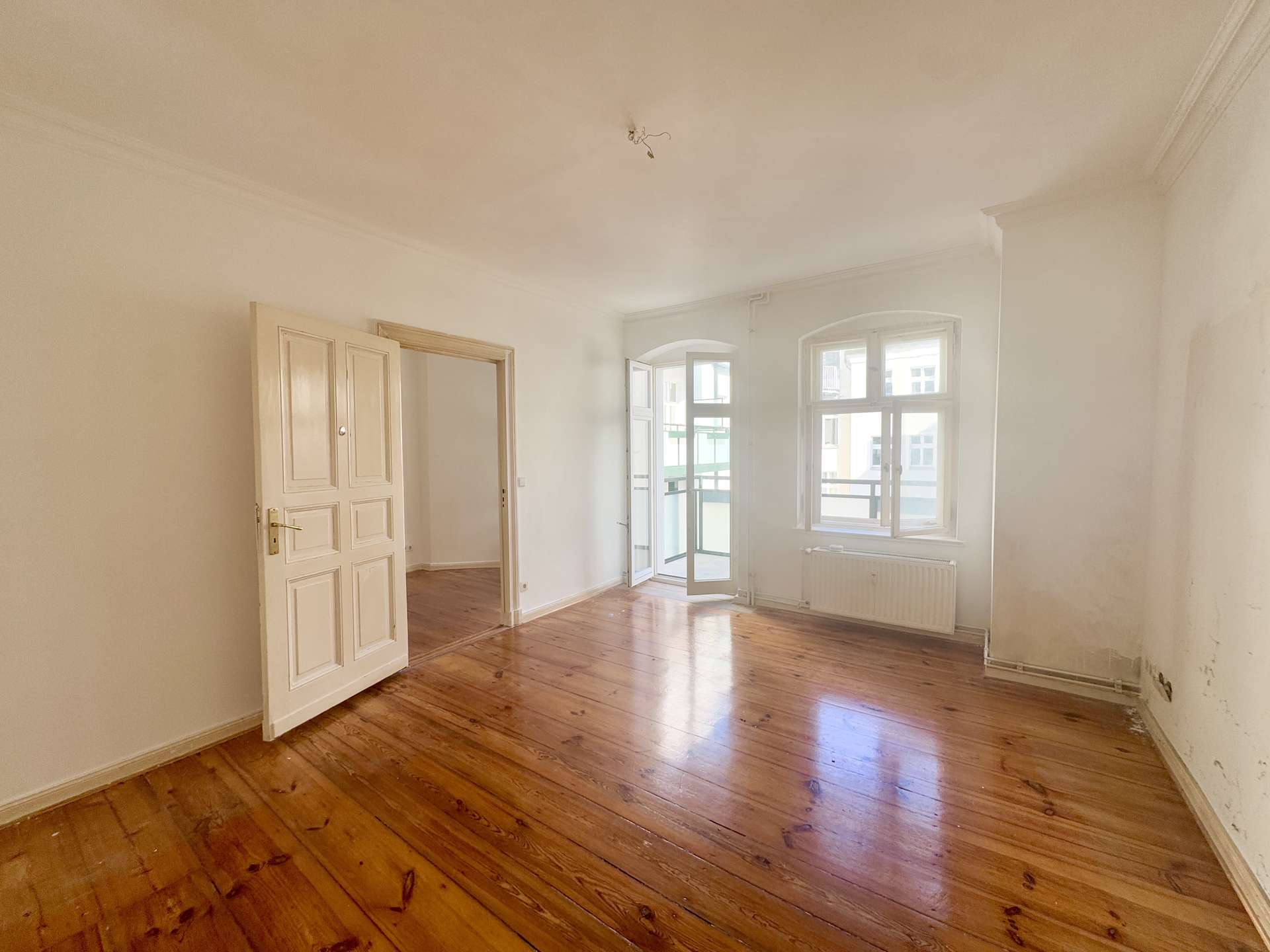 Wohnzimmer mit Balkon