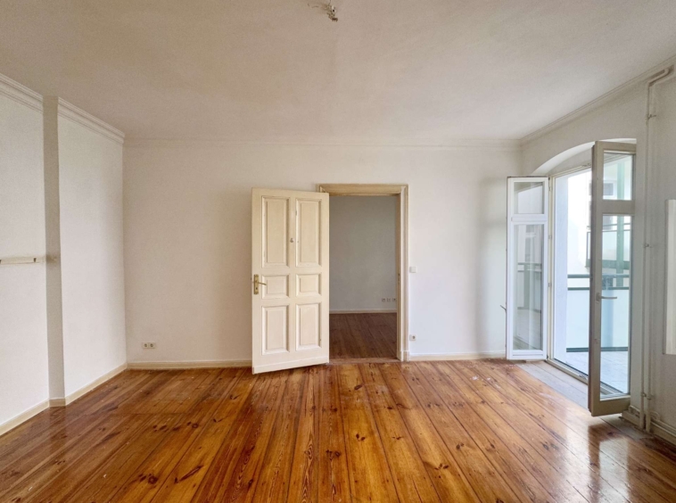 Wohnzimmer mit Balkon