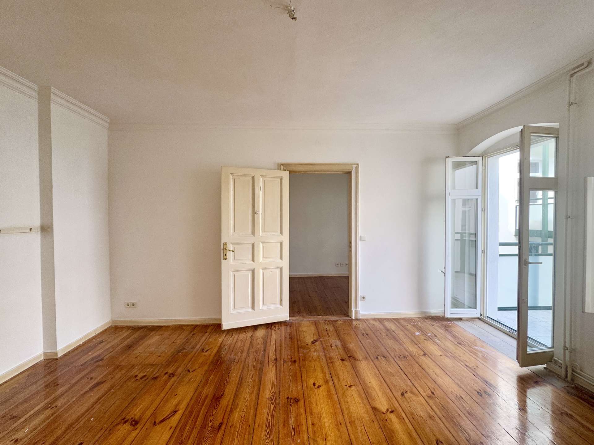 Wohnzimmer mit Balkon