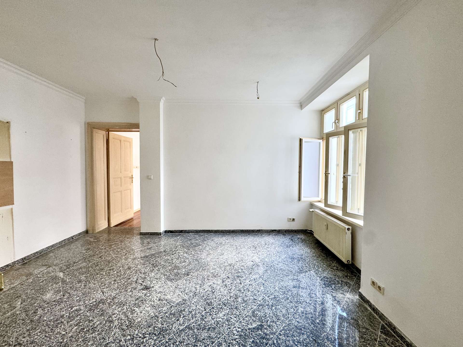 Küche mit Zugang zum Wohnzimmer