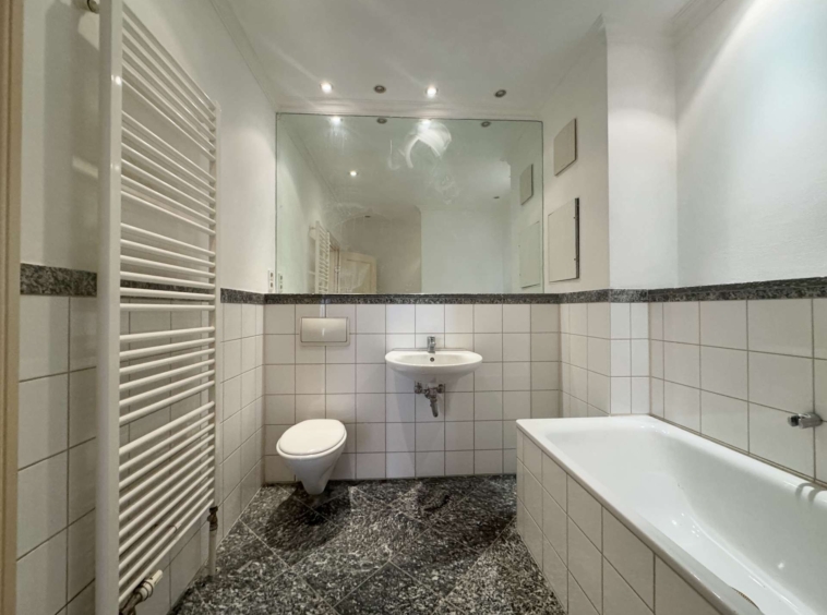 Badezimmer mit Dusche und Badewanne
