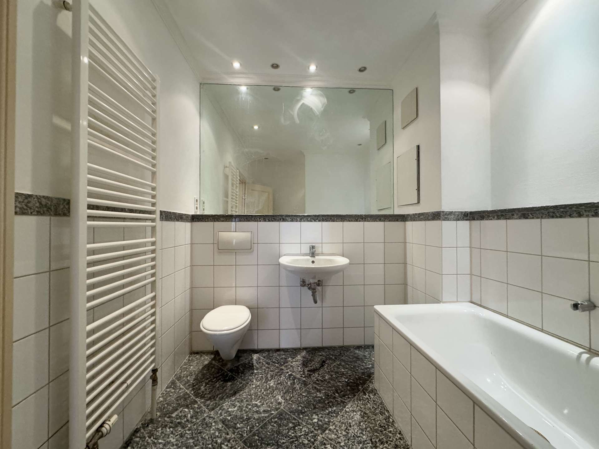 Badezimmer mit Dusche und Badewanne