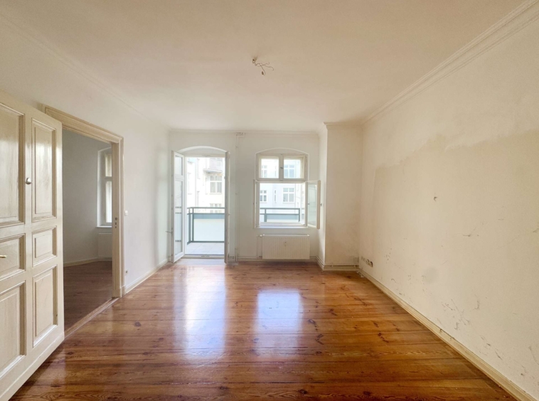 Wohnzimmer mit Balkon
