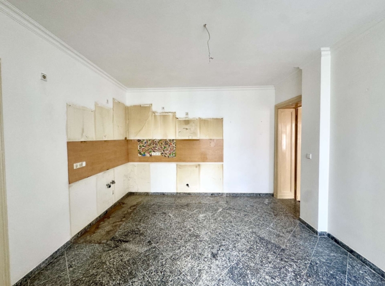 Küche mit Zugang zum Wohnzimmer