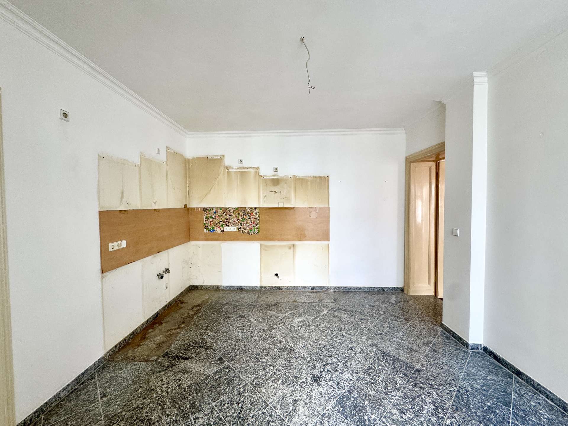 Küche mit Zugang zum Wohnzimmer