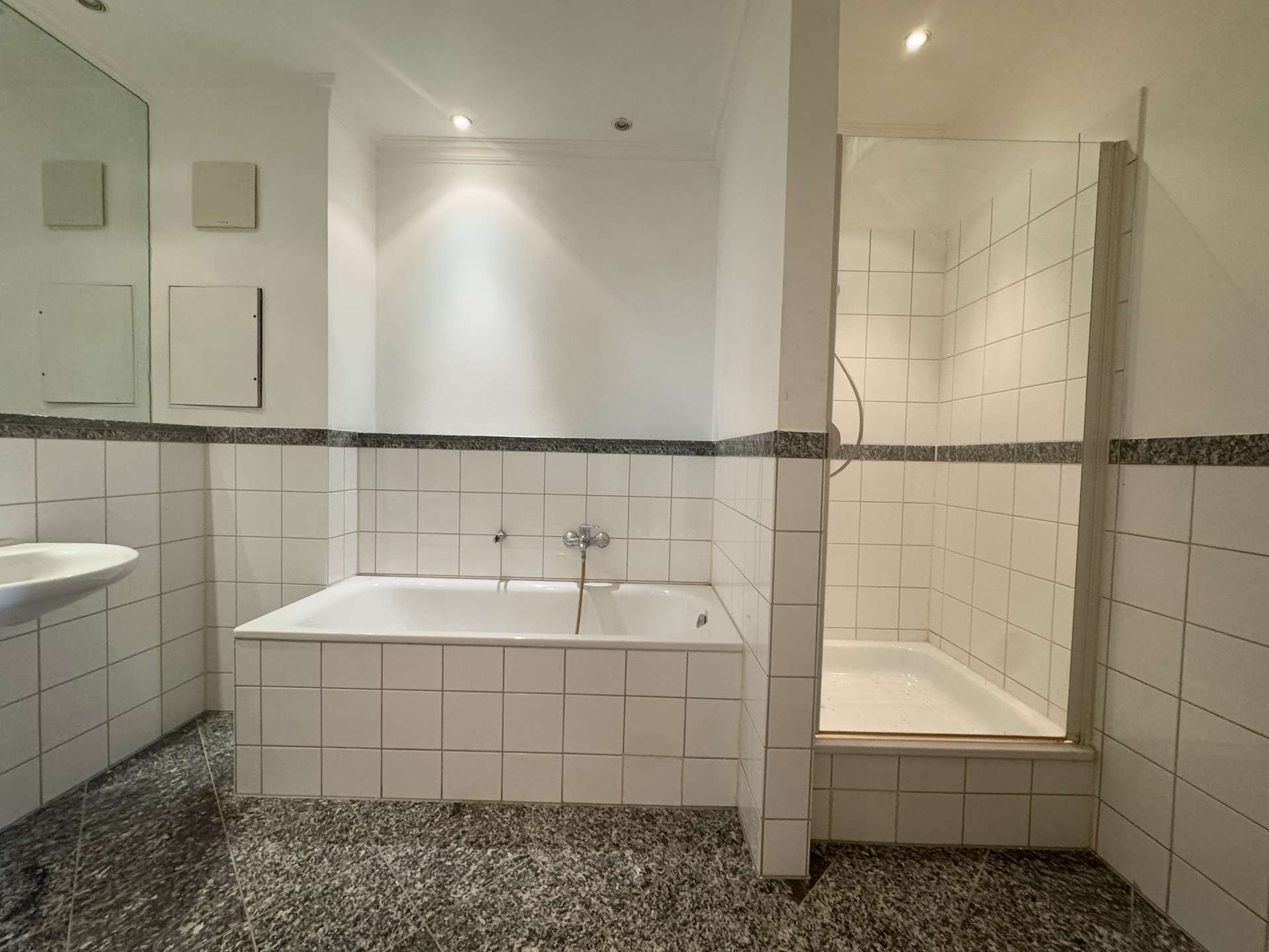 Badezimmer mit Dusche und Badewanne