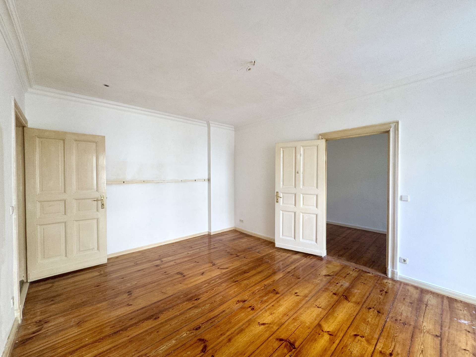 Wohnzimmer mit Balkon