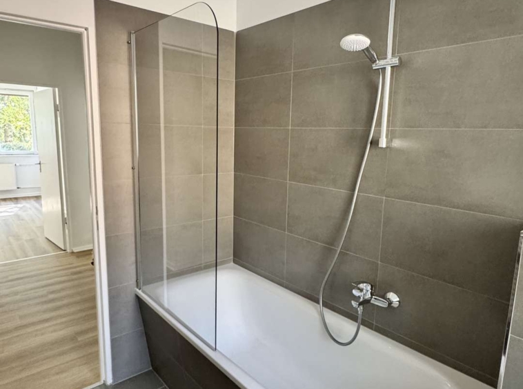 Bad mit Badewanne und Fenster
