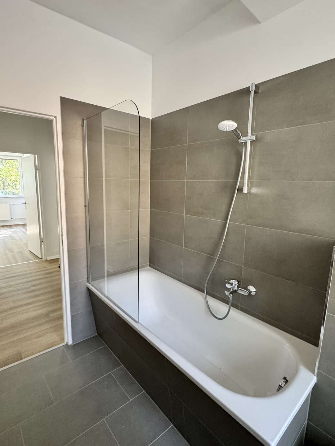 Bad mit Badewanne und Fenster