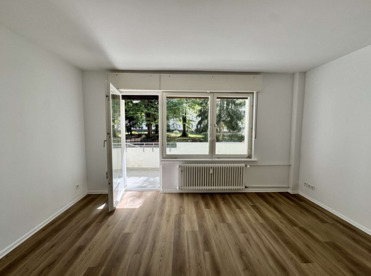 Wohnzimmer mit Balkonzugang