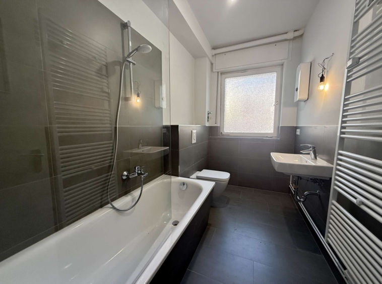 Bad mit Badewanne und Fenster