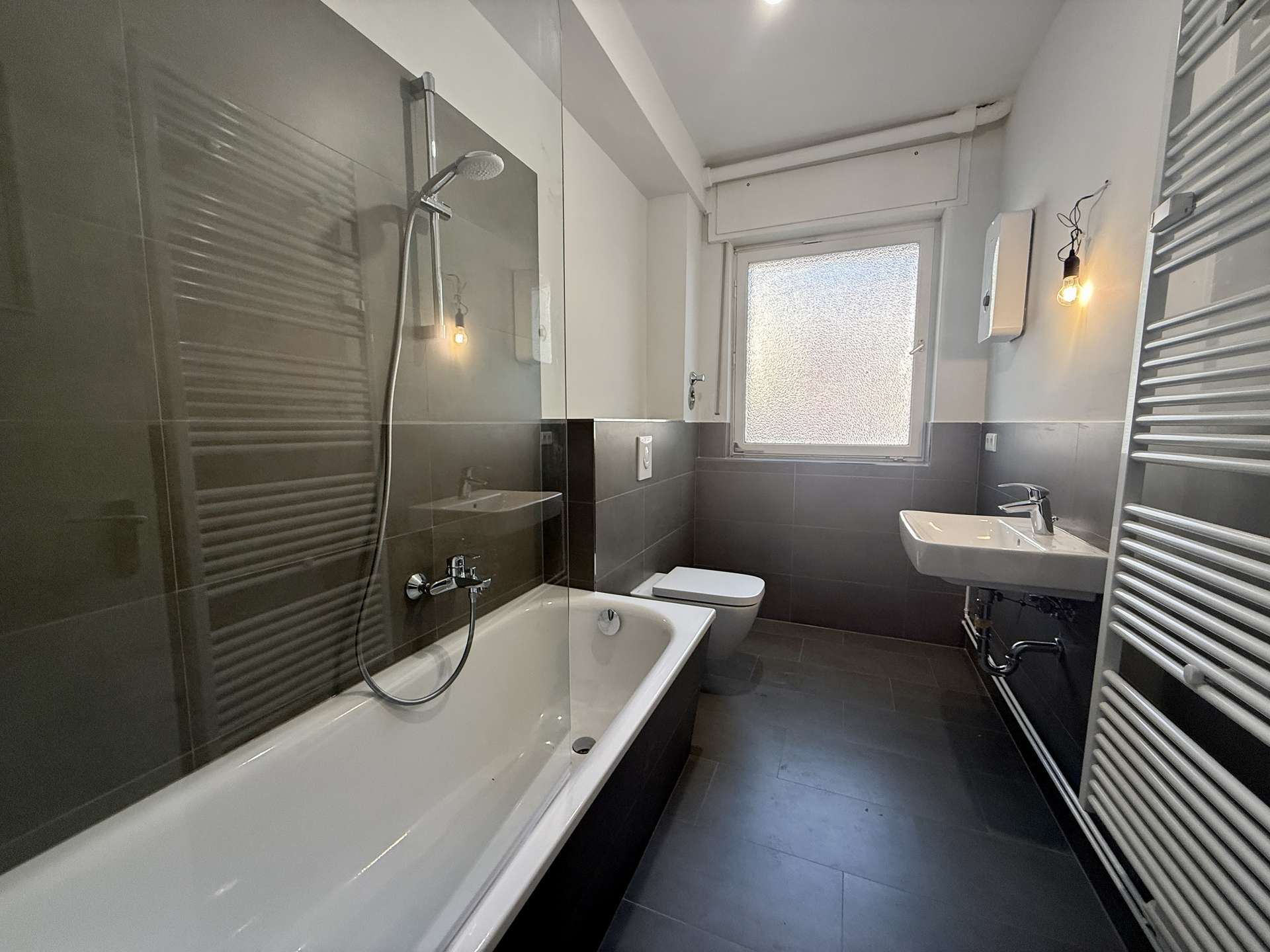 Bad mit Badewanne und Fenster