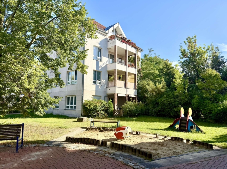 Außenansicht mit Spielplatz