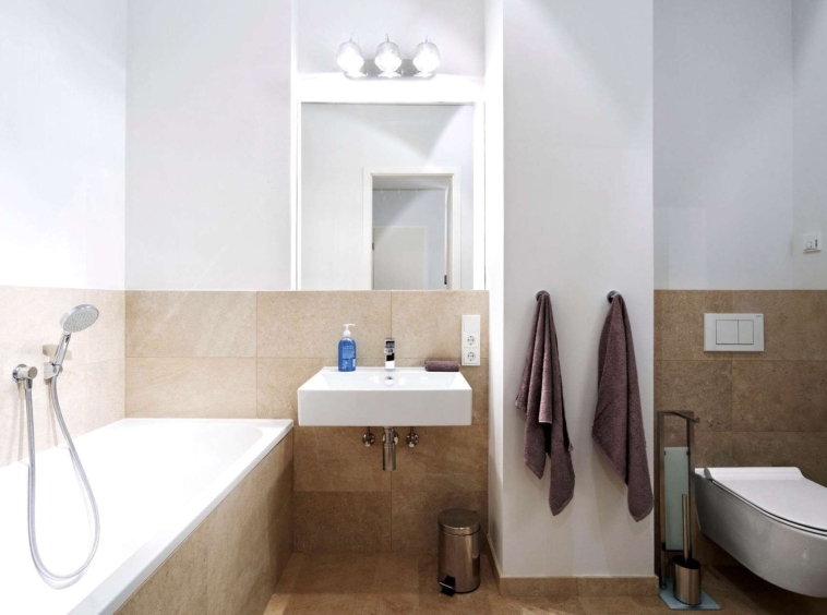 Badezimmer mit Dusche und Wanne
