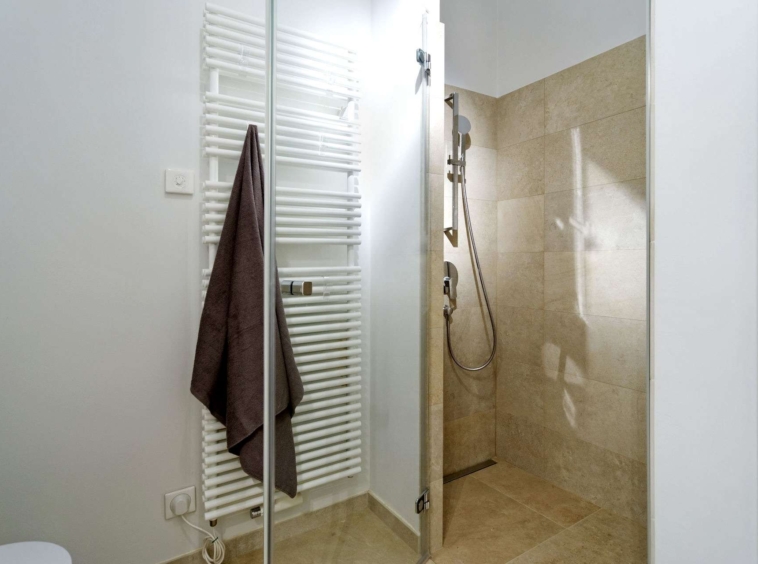 Badezimmer mit Dusche und Wanne