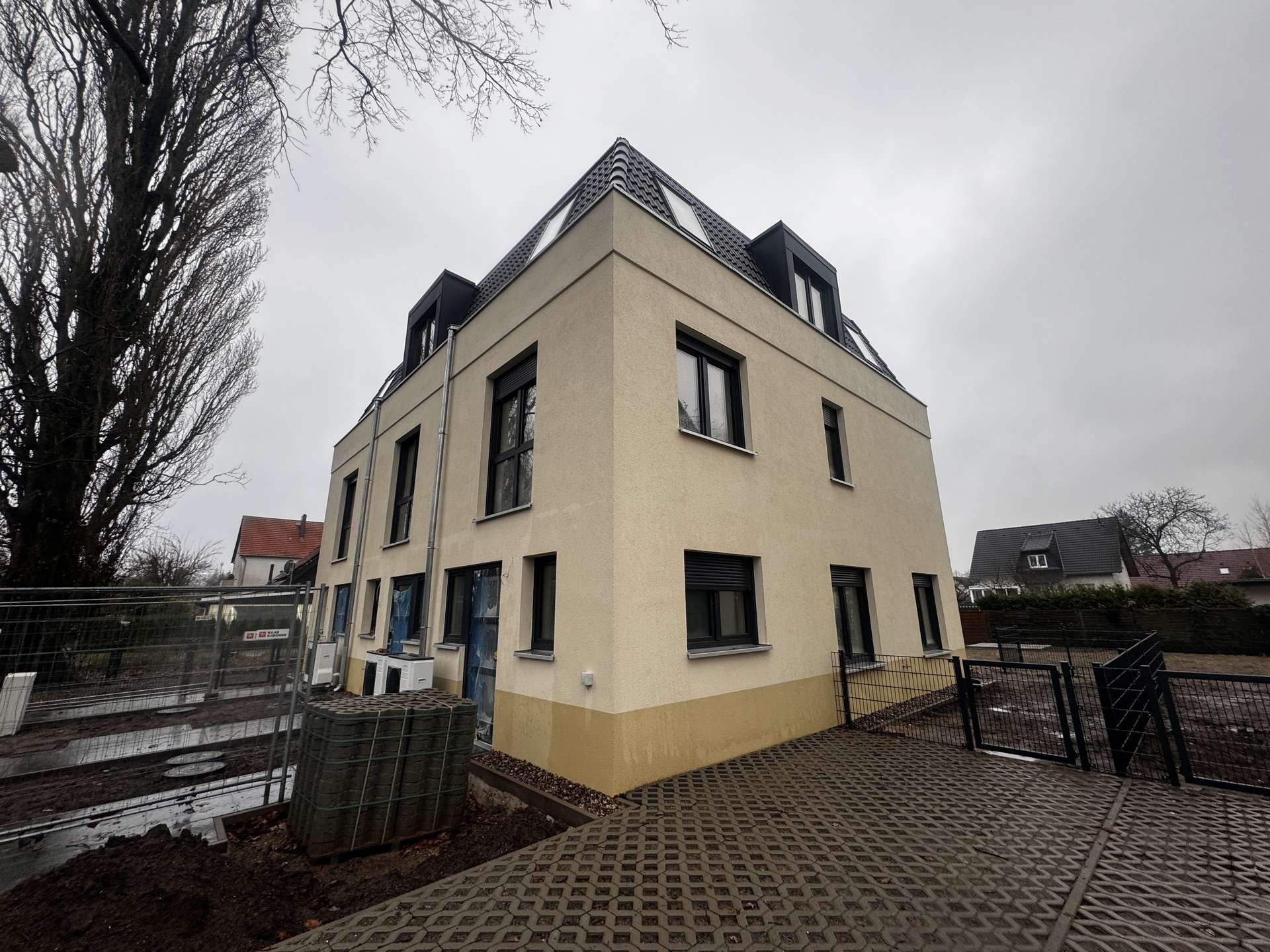 Reihenendhaus mit Stellplatz