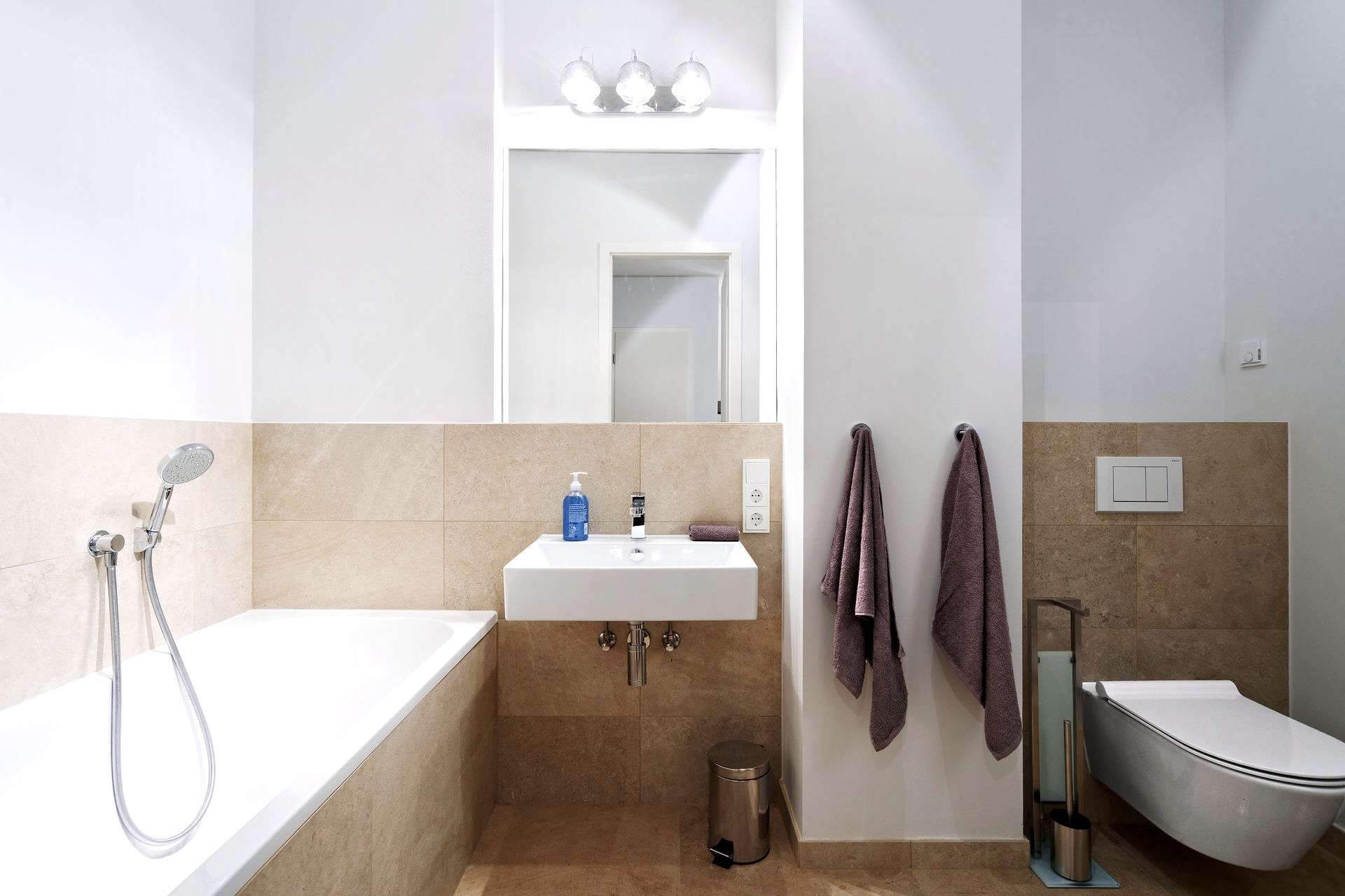 Badezimmer mit Dusche und Wanne