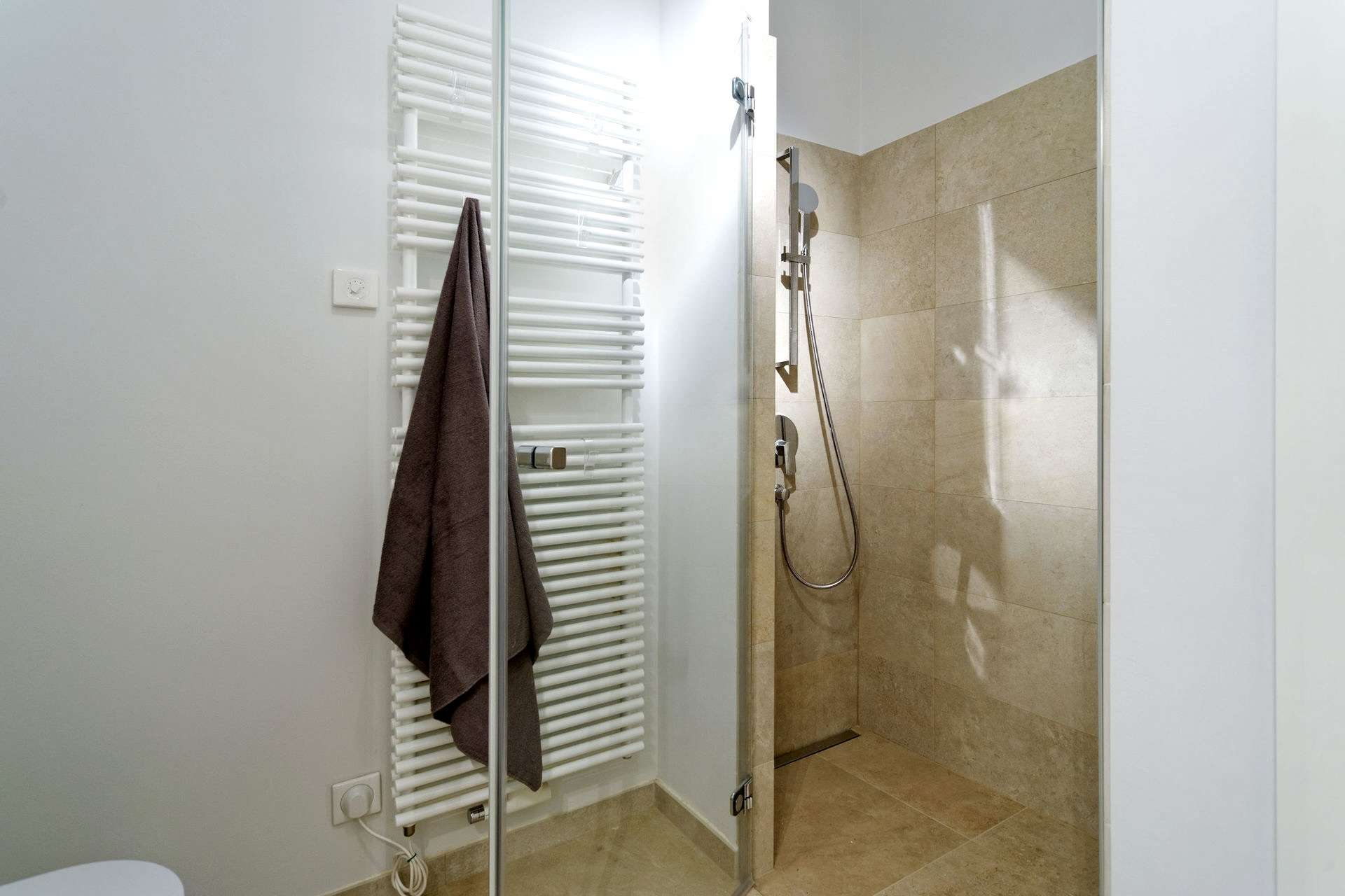 Badezimmer mit Dusche und Wanne