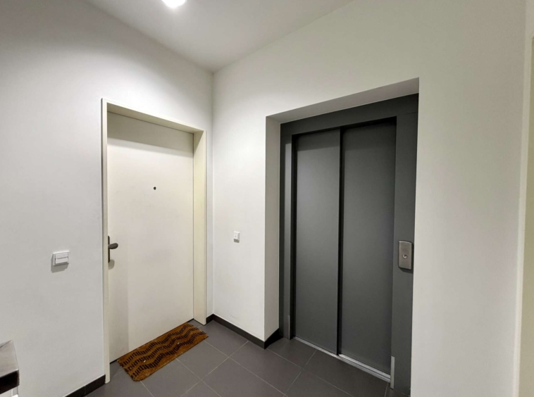 Eingangstür und Aufzug