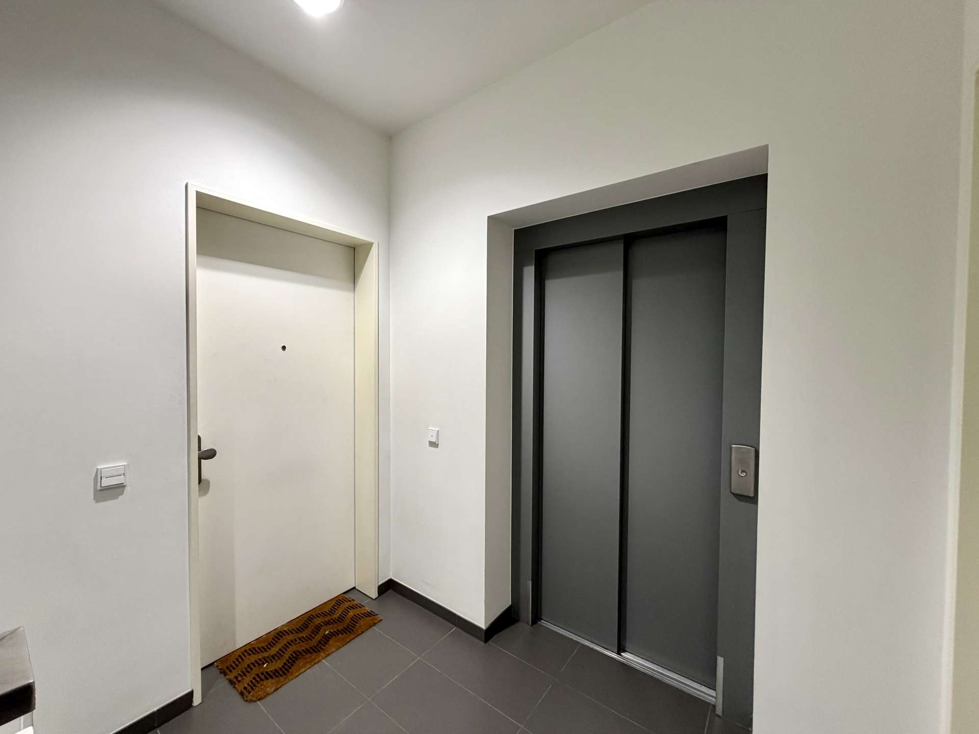 Eingangstür und Aufzug