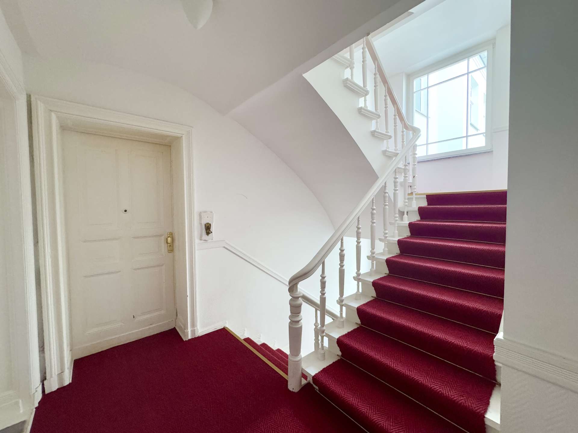 Treppenhaus mit Wohnungseingangstür