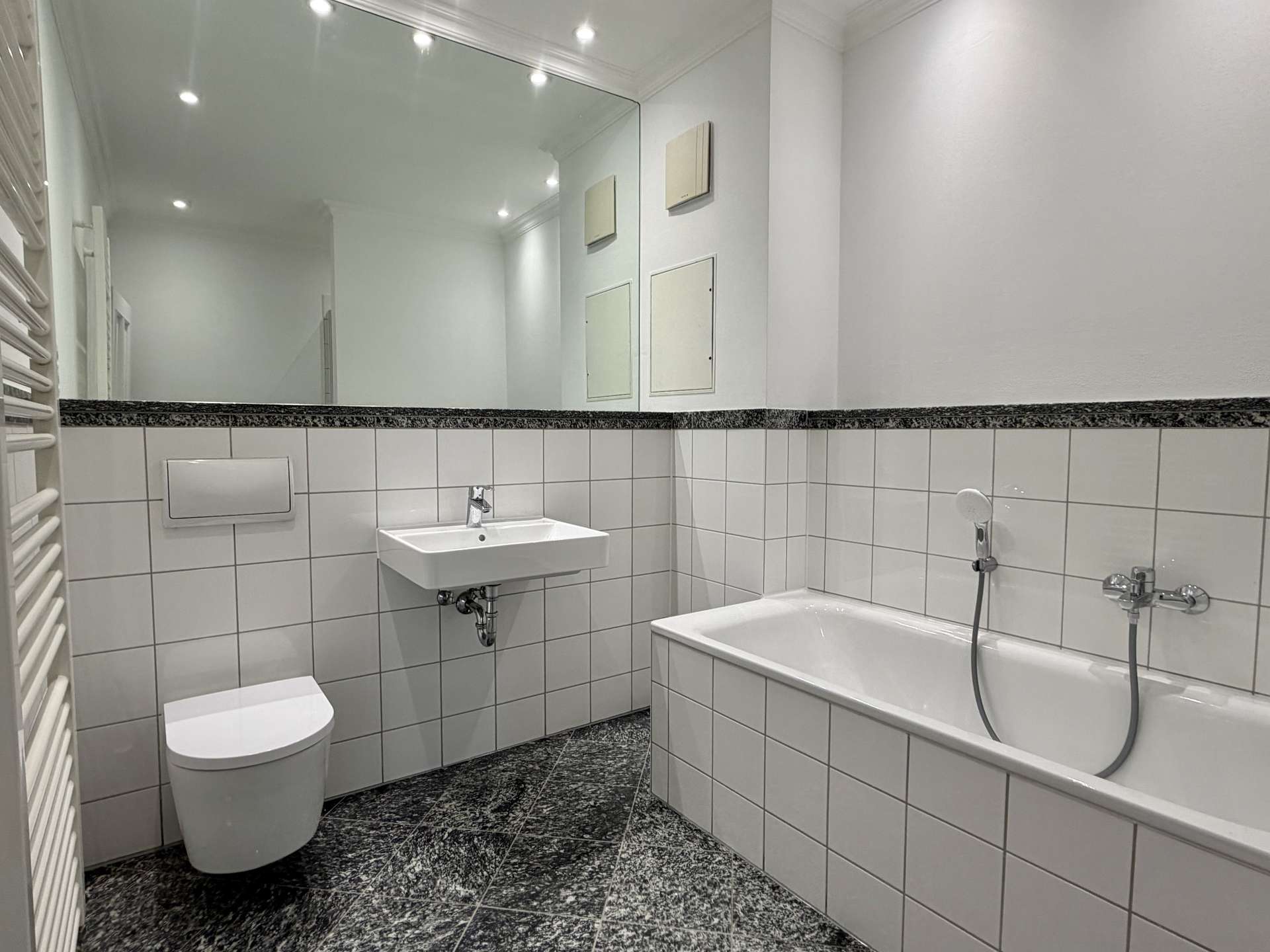 Bad mit Badewanne und Dusche