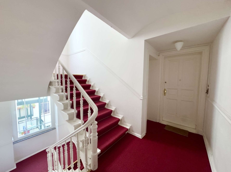 Treppenhaus mit Aufzug