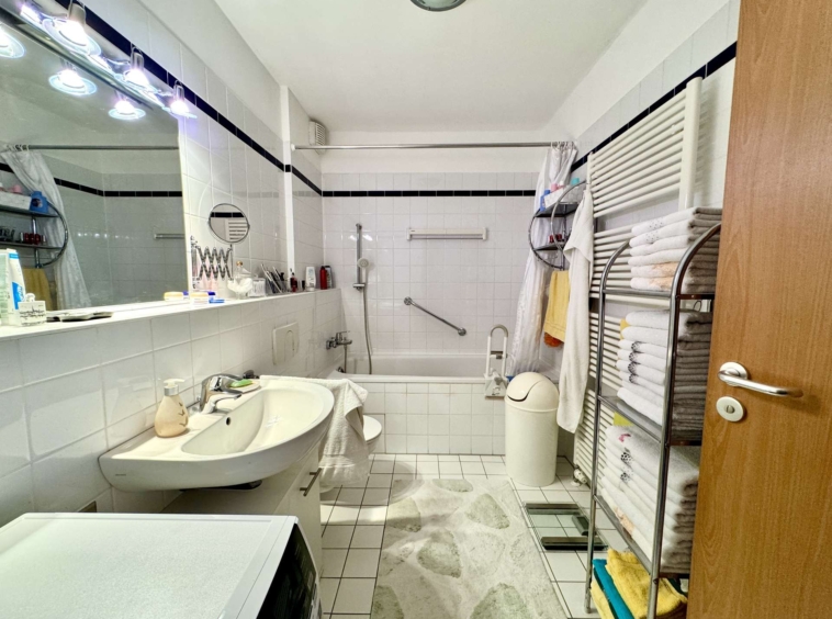 Bad mit Badewanne und Waschmaschine