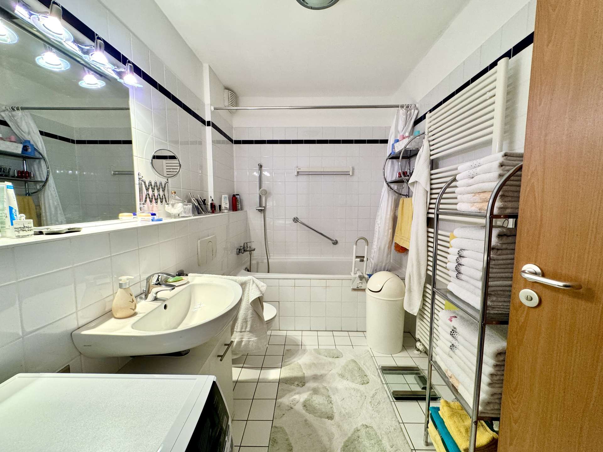 Bad mit Badewanne und Waschmaschine