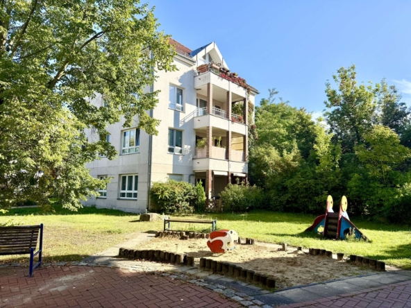 Außenansicht mit Spielplatz