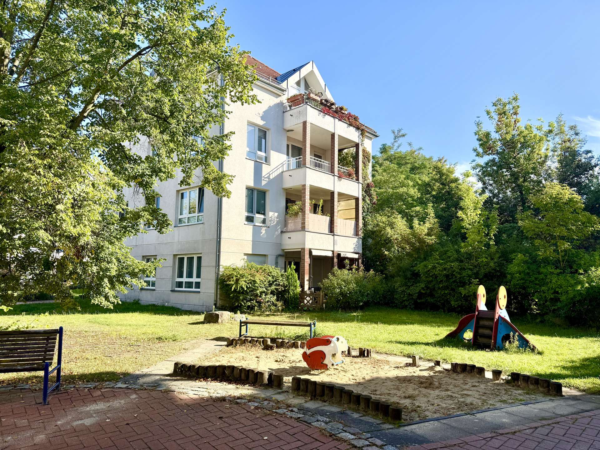 Außenansicht mit Spielplatz